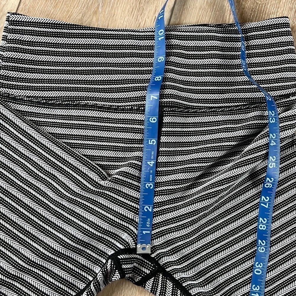 Zyia Active Aztec Adrenaline Black Striped 7/8 Leggings - Picture 11 of 11